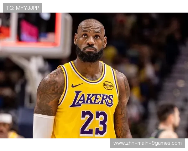 詹姆斯背身要球，防守重心瞬间塌陷